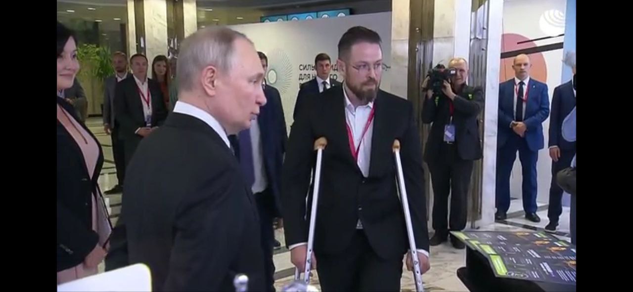 Алексей Кравцов представляет кресло VMMGAME Владимиру Путину